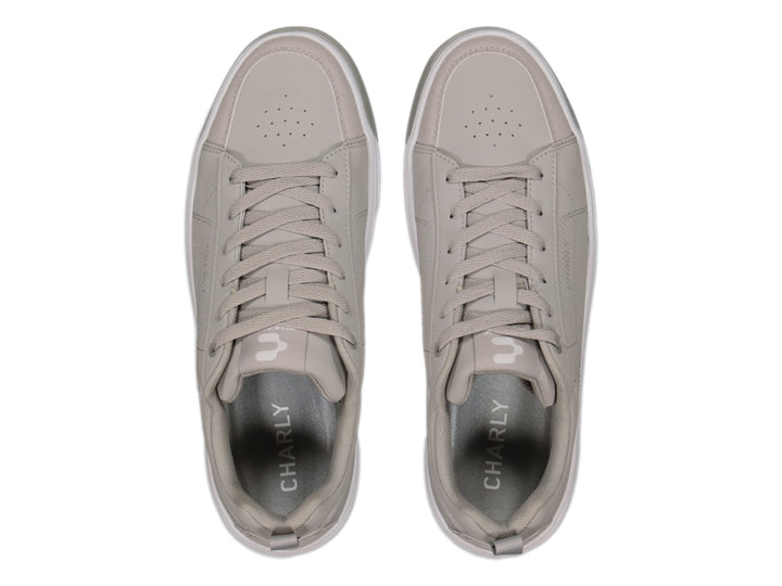 Tenis Charly color gris urbano con suela blanca y cordones, vista lateral.