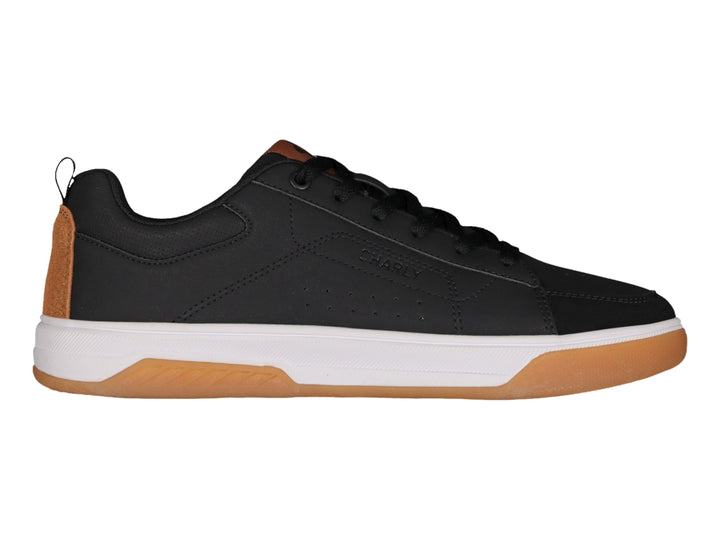 Tenis Charly urbanos en color negro con suela blanca y detalles en color café en el talón y base.