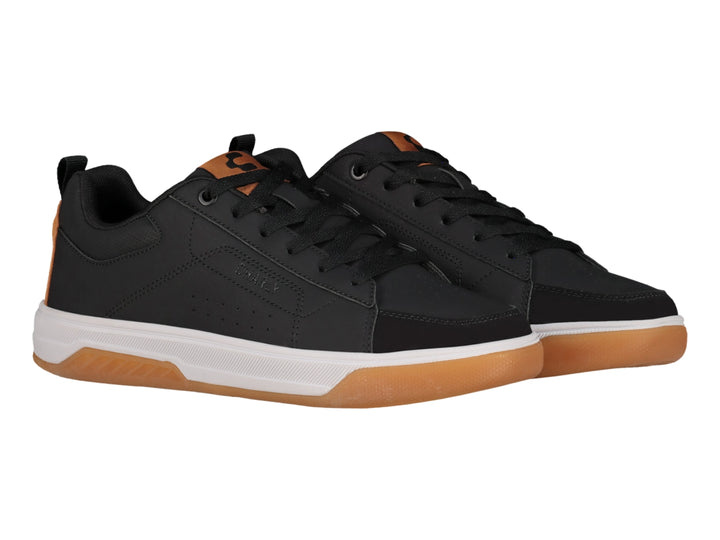Tenis Charly urbanos en color negro con suela blanca y detalles en color café en el talón y base.