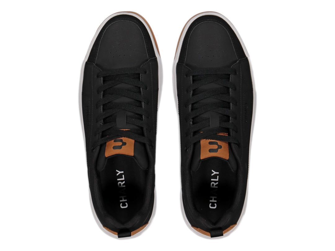 Tenis Charly urbanos en color negro con suela blanca y detalles en color café en el talón y base.