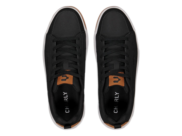 Tenis Charly urbanos en color negro con suela blanca y detalles en color café en el talón y base.
