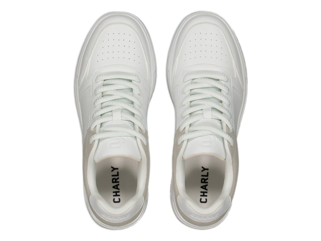 Tenis Charly urbanos en colores blanco y beige con suela café claro y agujetas blancas.