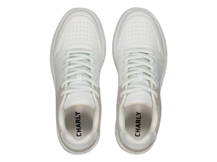 Tenis Charly urbanos en colores blanco y beige con suela café claro y agujetas blancas.