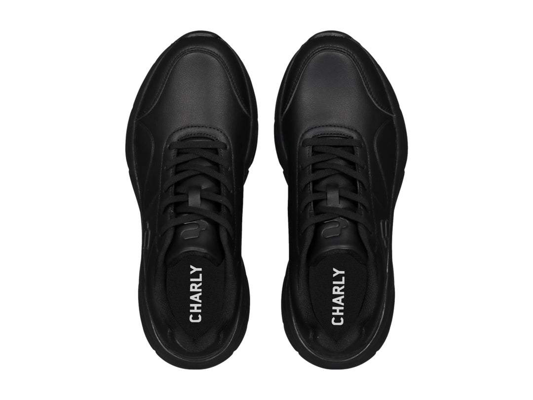 Tenis deportivos color negro de la marca Charly con suela gruesa y acabado mate.