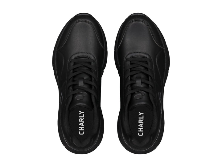Tenis deportivos color negro de la marca Charly con suela gruesa y acabado mate.