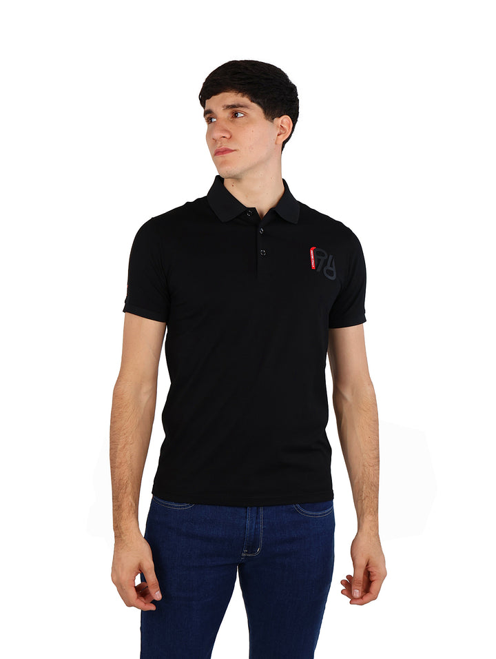 Hombre vistiendo una playera polo color negro de marca Pavini y jeans azules.