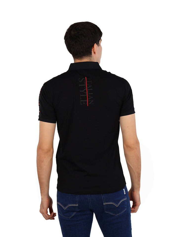 Hombre vistiendo una playera polo color negro de marca Pavini y jeans azules.