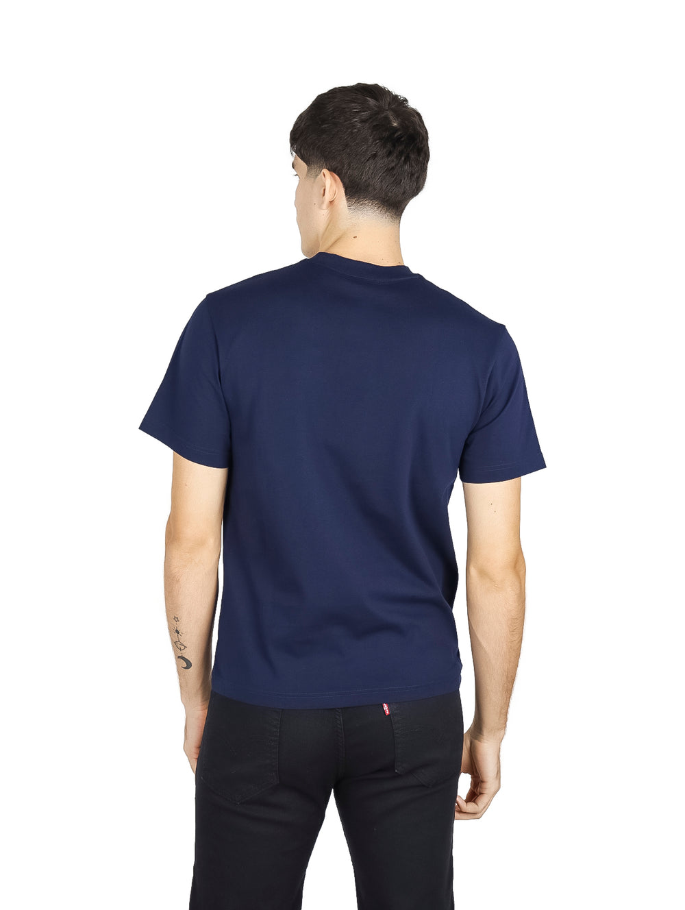 Hombre vistiendo una camiseta de manga corta color navy de la marca Lacoste con cuello redondo.