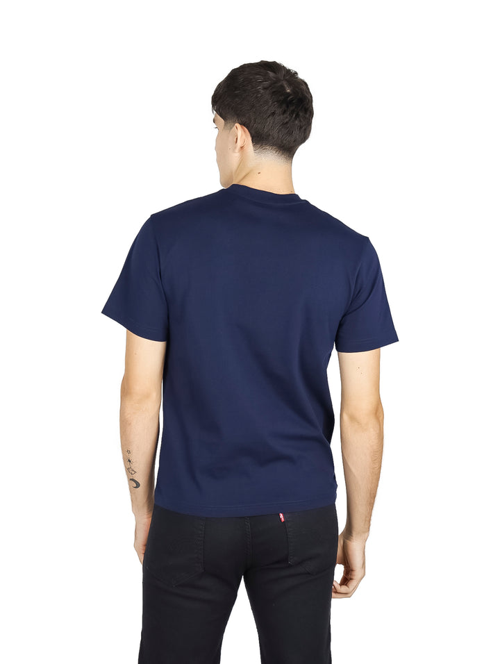 Hombre vistiendo una camiseta de manga corta color navy de la marca Lacoste con cuello redondo.