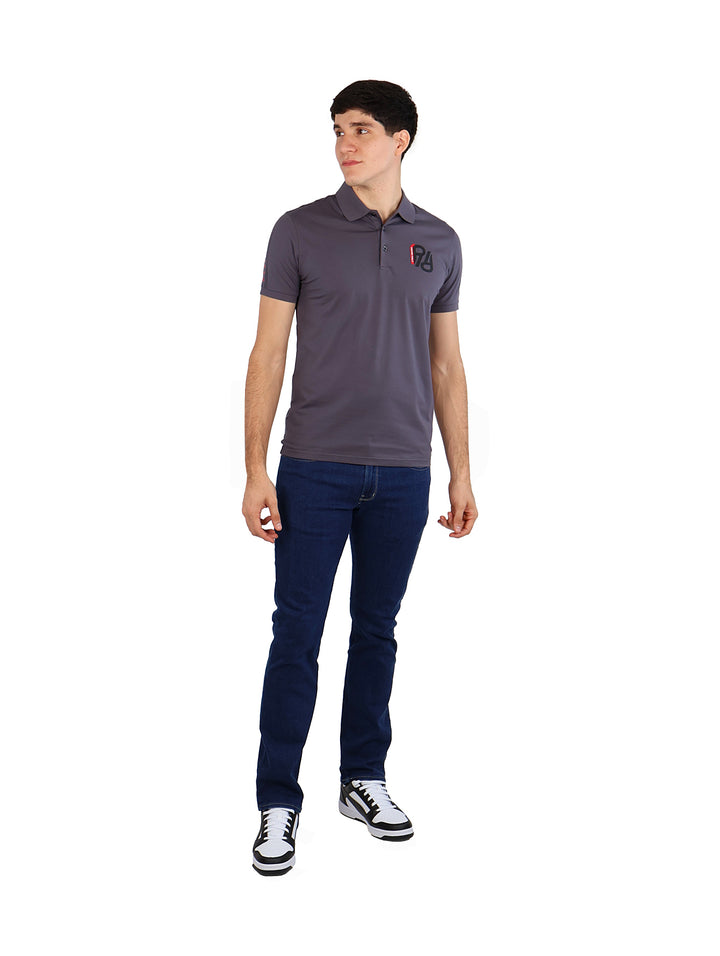 Hombre vistiendo playera polo color charcoal de la marca Pavini y pantalones azules.
