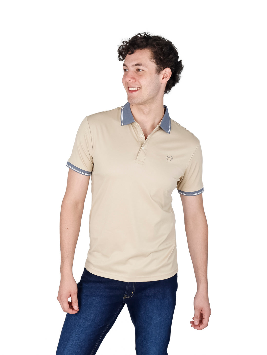 Hombre vistiendo playera polo color beige con detalles en gris en cuello y mangas.