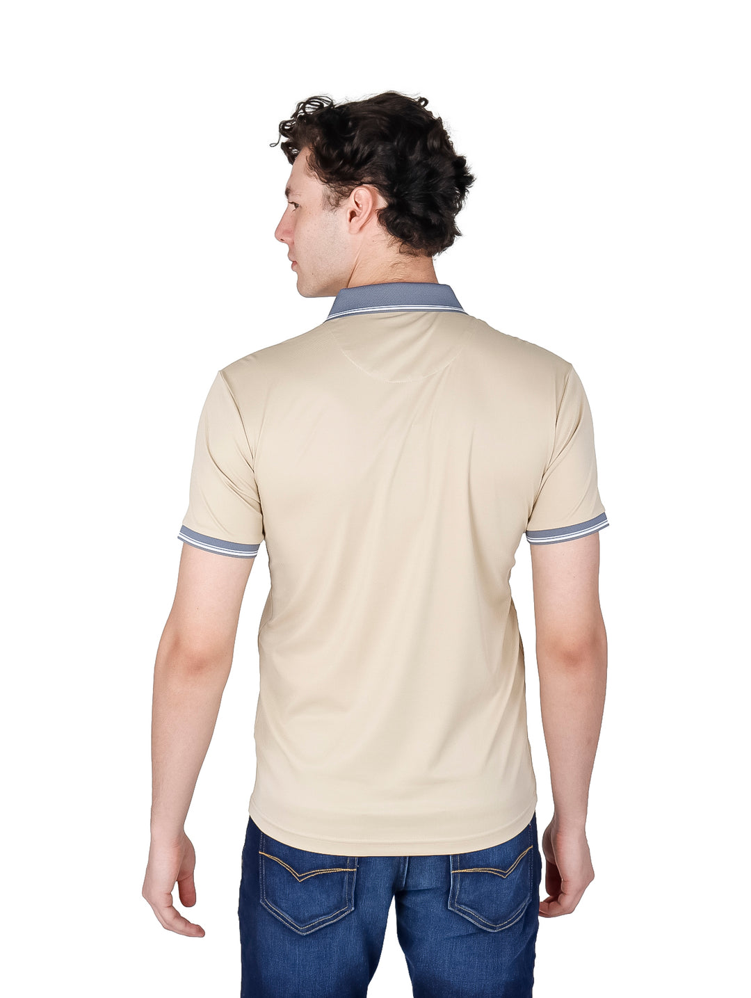 Hombre vistiendo playera polo color beige con detalles en gris en cuello y mangas.