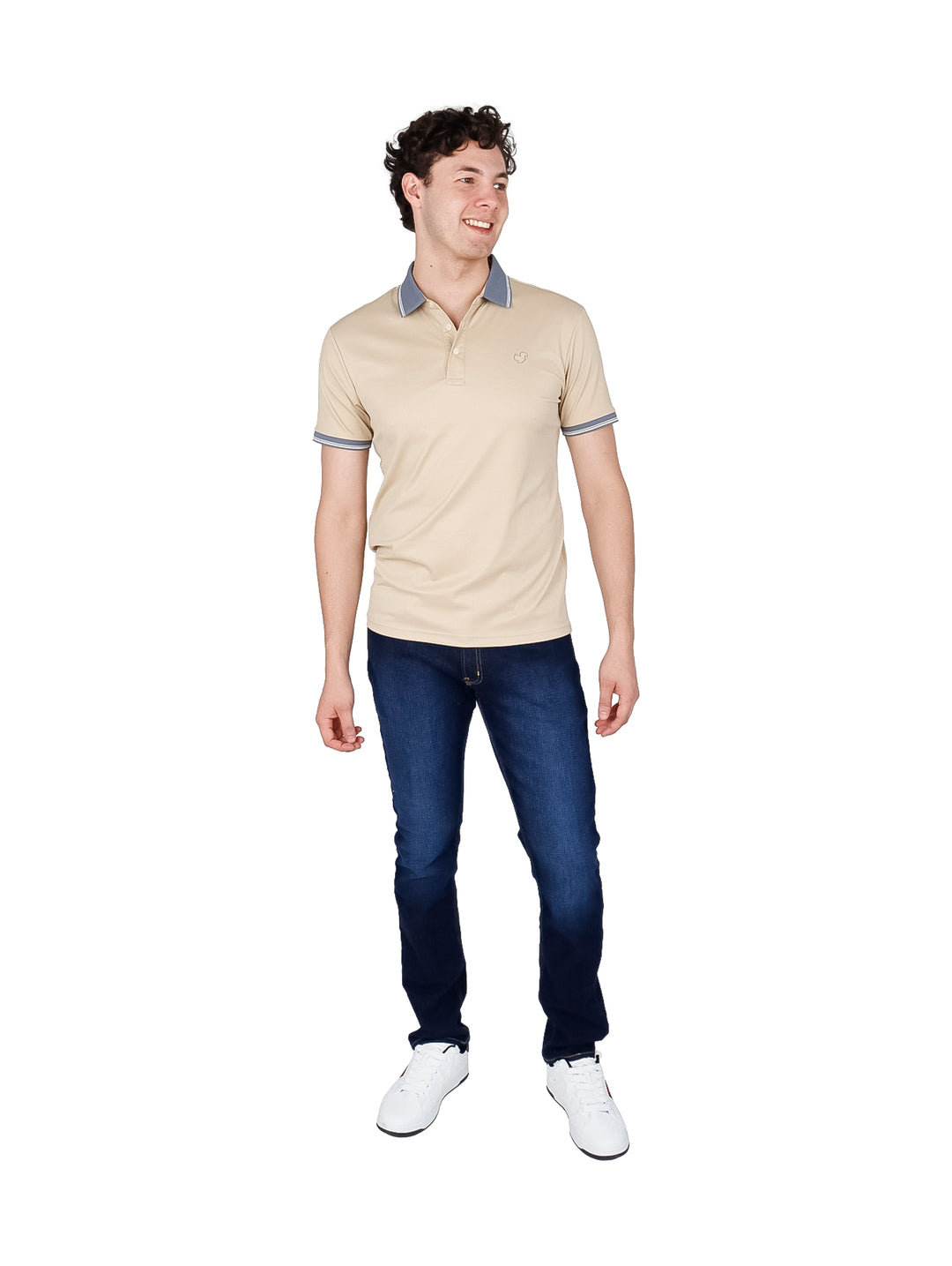 Hombre vistiendo playera polo color beige con detalles en gris en cuello y mangas.