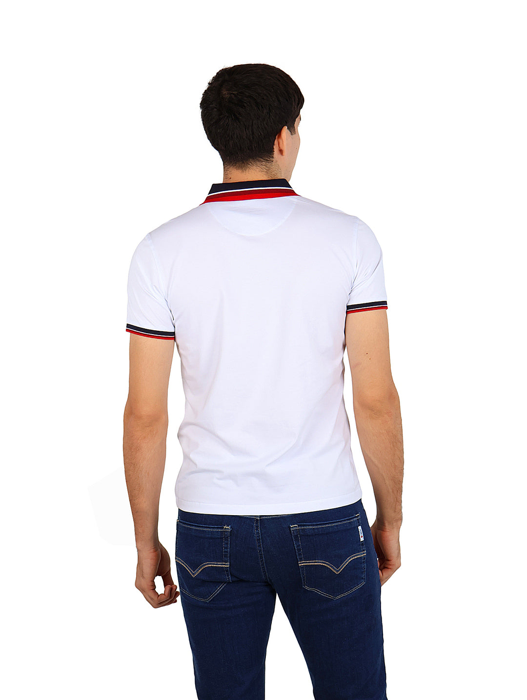 Hombre vistiendo una playera polo blanca con detalles en rojo y azul marino en el cuello y mangas.