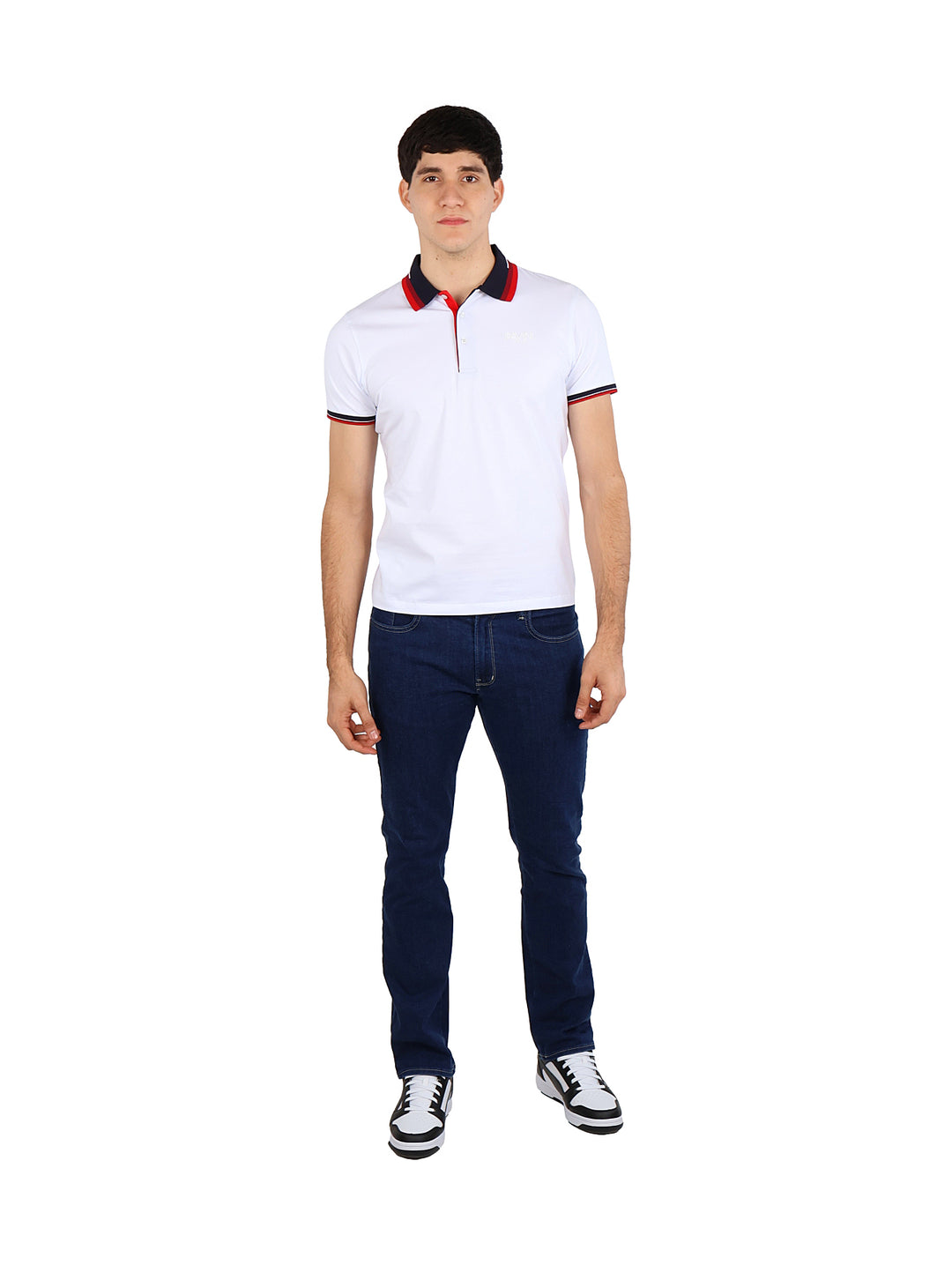 Hombre vistiendo una playera polo blanca con detalles en rojo y azul marino en el cuello y mangas.