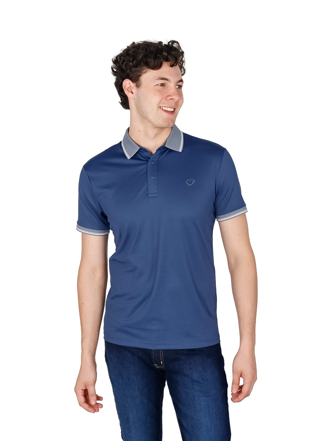 Hombre vistiendo playera polo color azul marino con detalles en gris en el cuello y mangas.