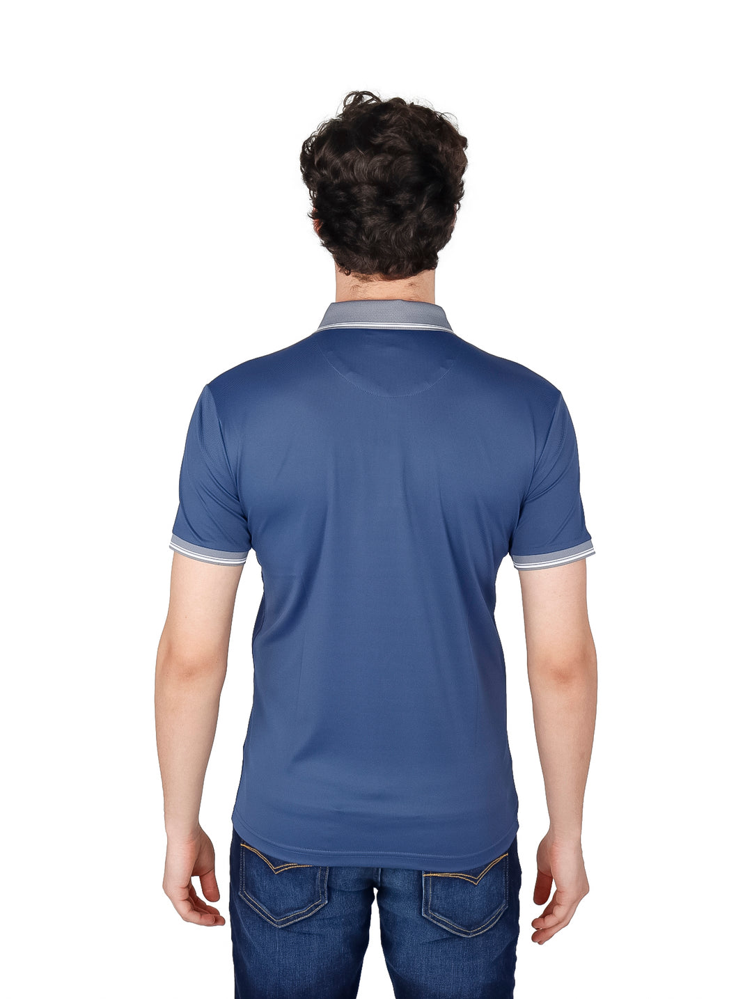 Hombre vistiendo playera polo color azul marino con detalles en gris en el cuello y mangas.
