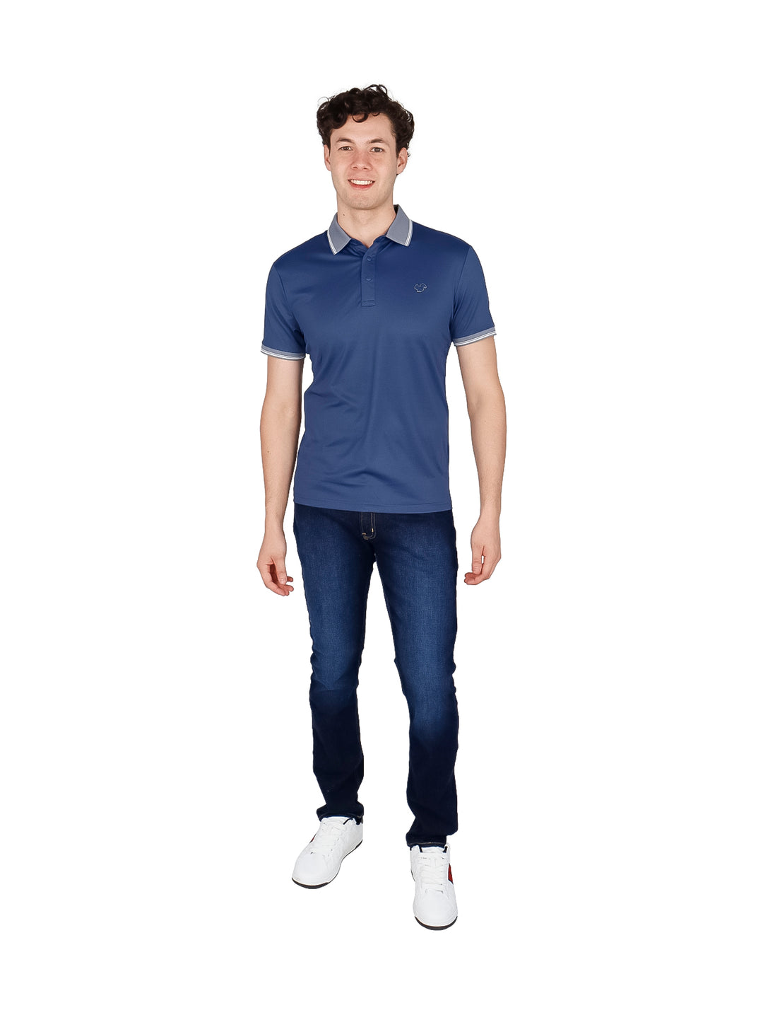 Hombre vistiendo playera polo color azul marino con detalles en gris en el cuello y mangas.