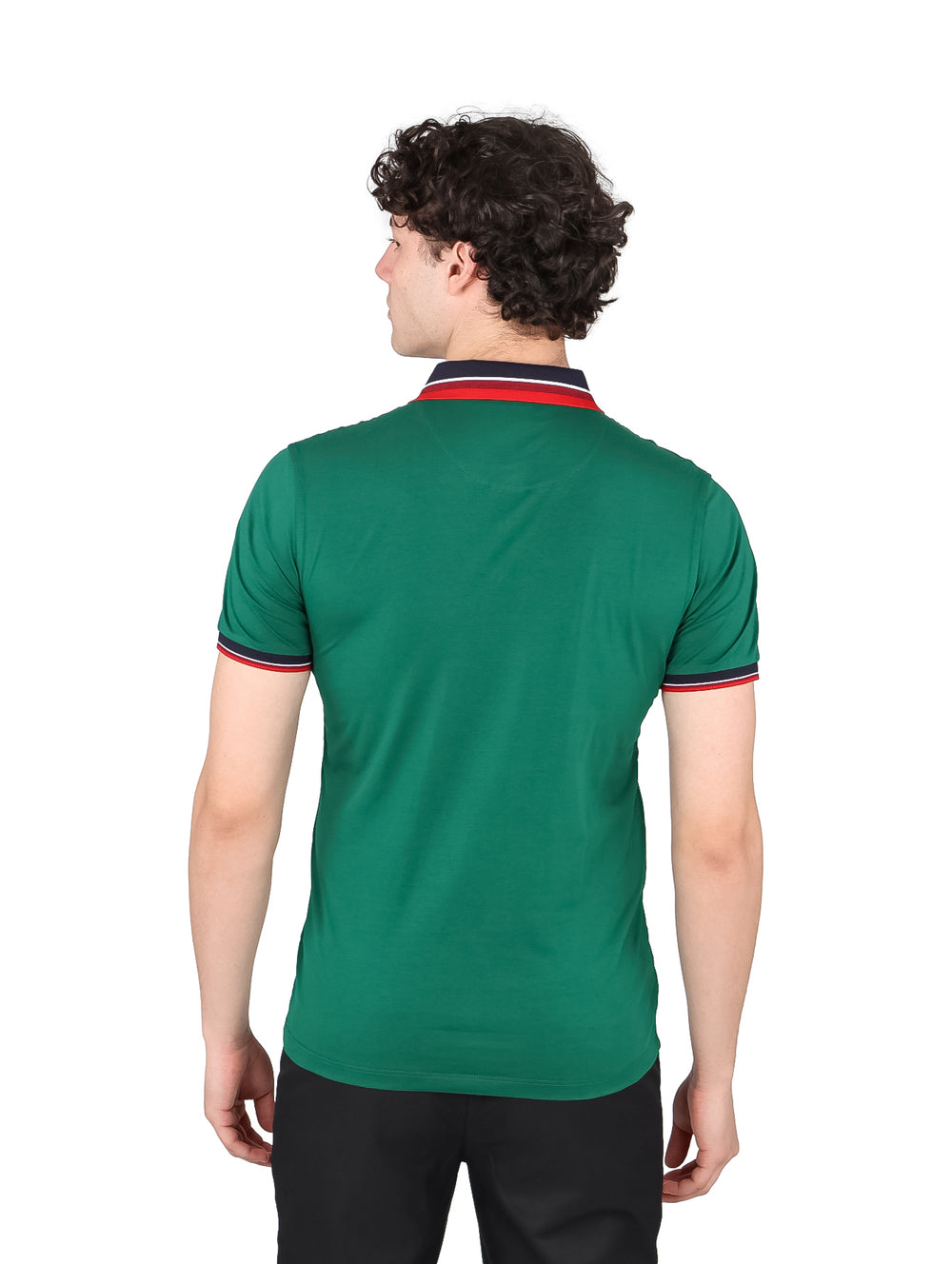 Hombre vistiendo playera polo color verde con detalles en rojo y azul marino en el cuello y mangas.