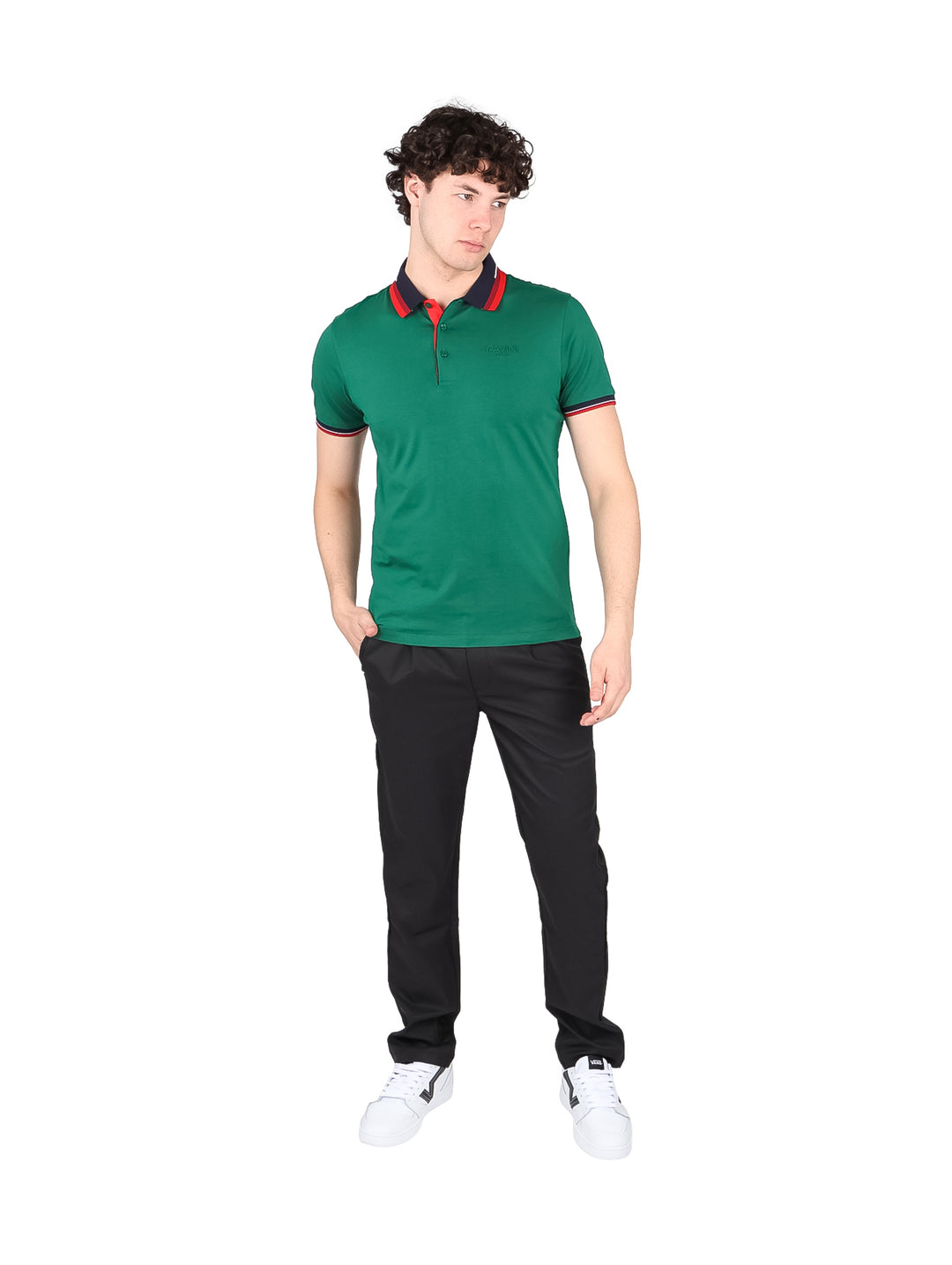 Hombre vistiendo playera polo color verde con detalles en rojo y azul marino en el cuello y mangas.
