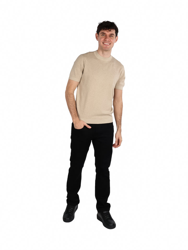 Hombre vistiendo una playera de manga corta color beige con cuello redondo y textura gruesa.