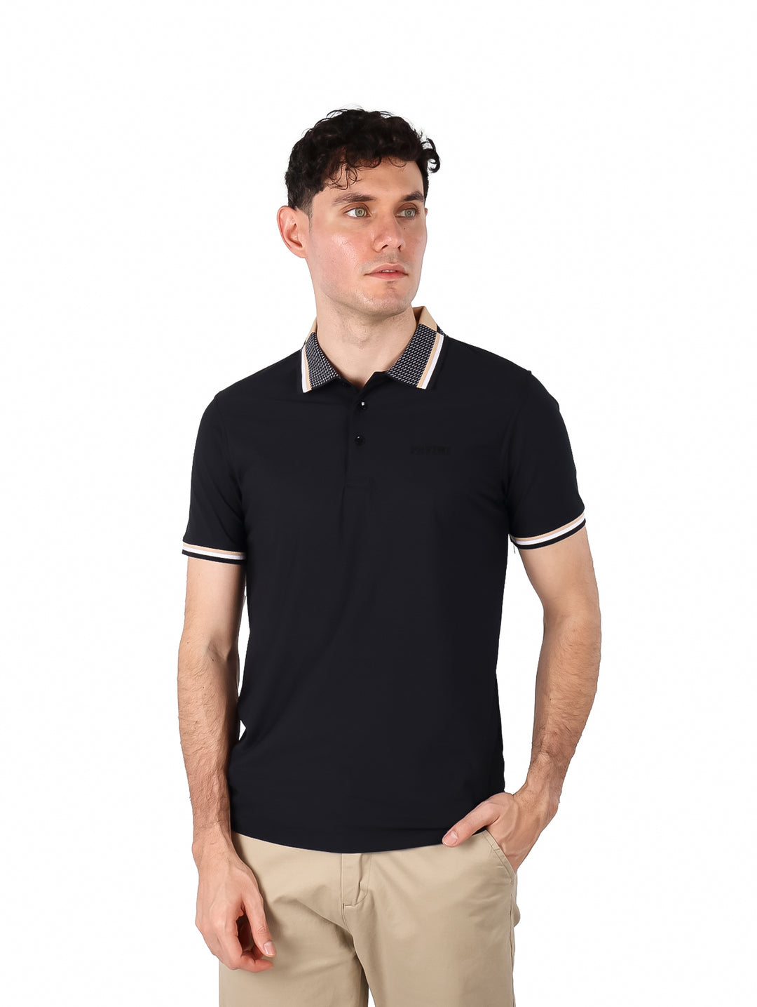 Hombre vistiendo playera polo color negro con cuello estampado y detalles beige en las mangas.
