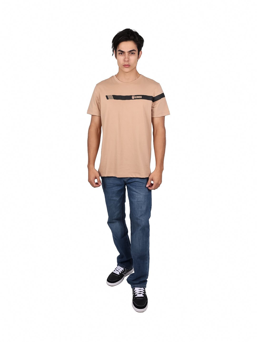 Hombre vistiendo playera beige de manga corta con franja negra horizontal y logo de K-SWISS en el pecho.