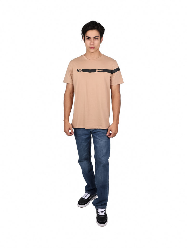Hombre vistiendo playera beige de manga corta con franja negra horizontal y logo de K-SWISS en el pecho.