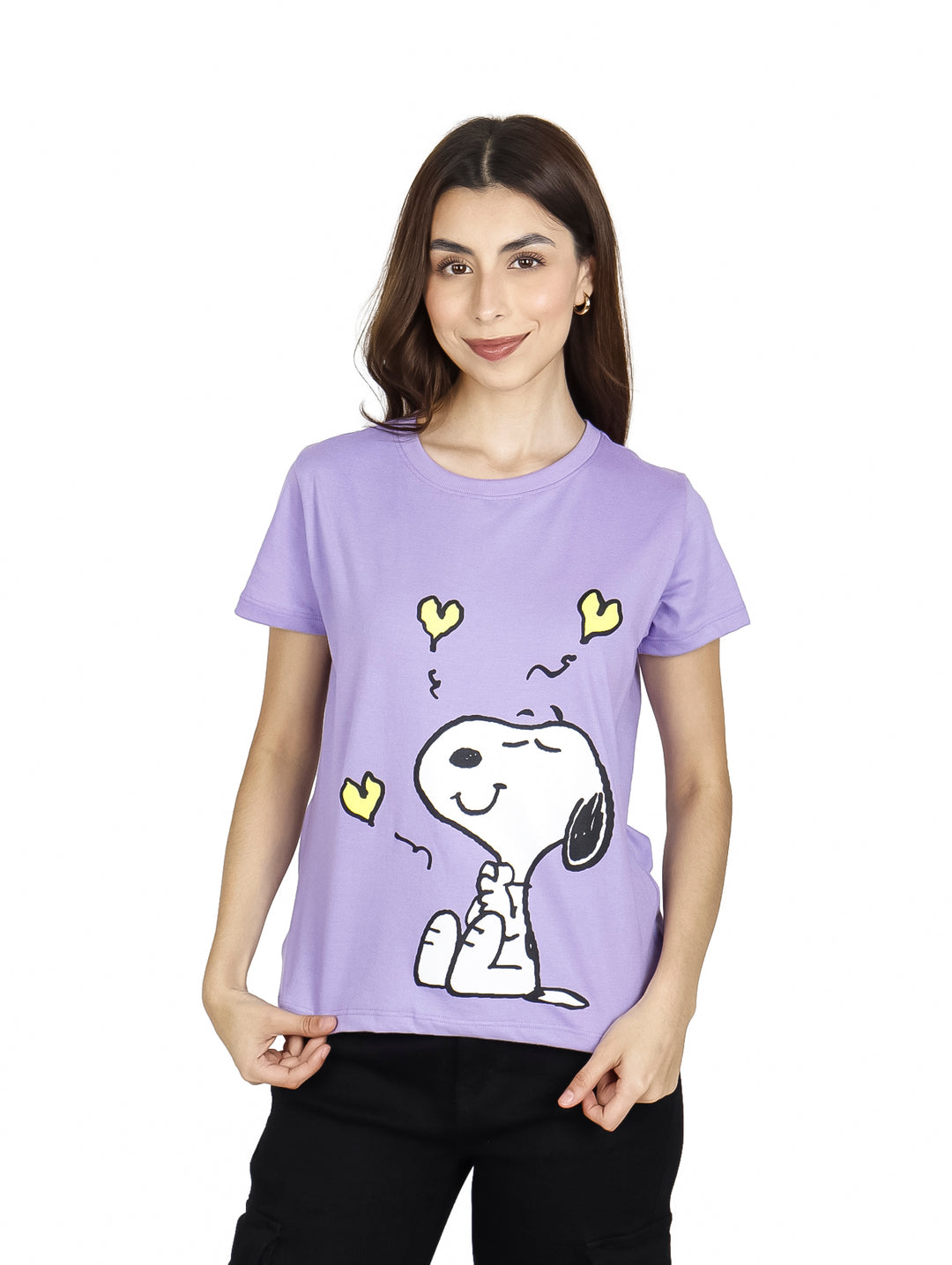 Mujer vistiendo playera lila de manga corta con estampado de Snoopy y corazones amarillos.