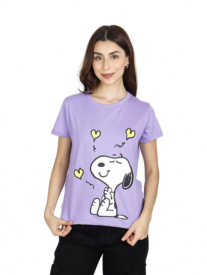 Mujer vistiendo playera lila de manga corta con estampado de Snoopy y corazones amarillos.