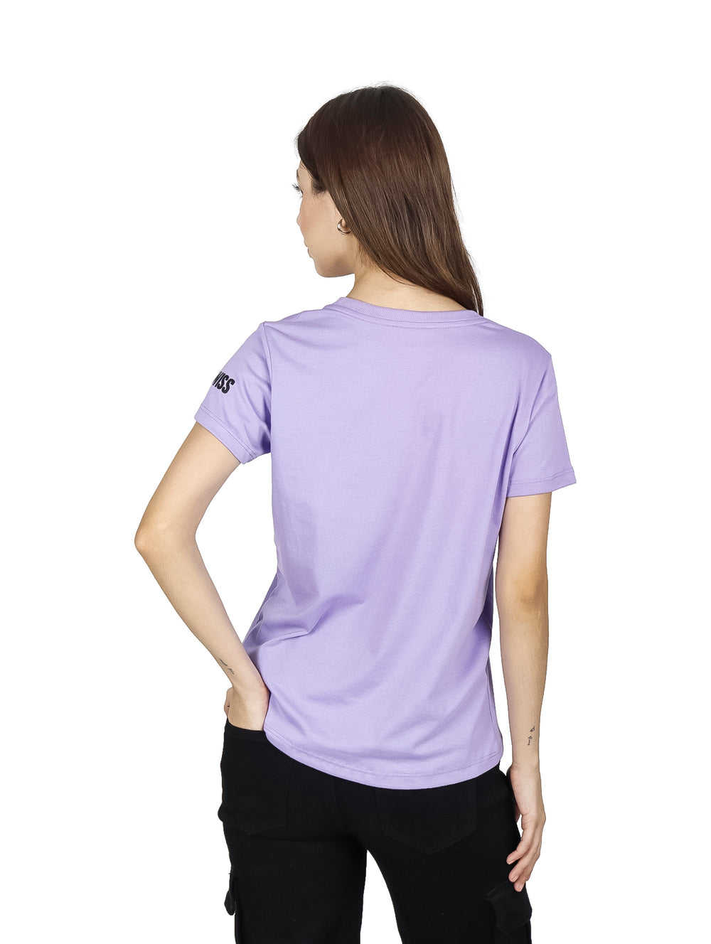 Mujer vistiendo playera lila de manga corta con estampado de Snoopy y corazones amarillos.