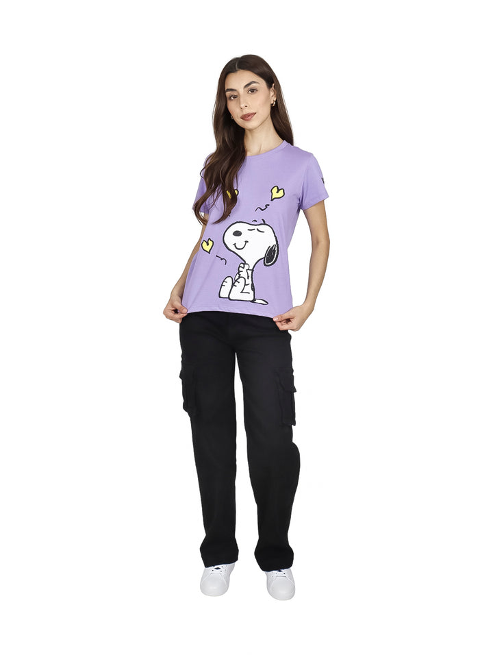 Mujer vistiendo playera lila de manga corta con estampado de Snoopy y corazones amarillos.