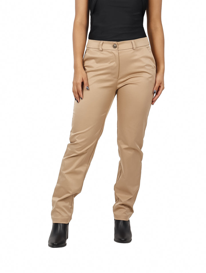Pantalón de vestir color kaki para mujer con bolsillos y corte recto.