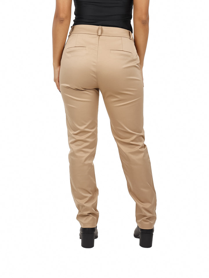 Pantalón de vestir color kaki para mujer con bolsillos y corte recto.