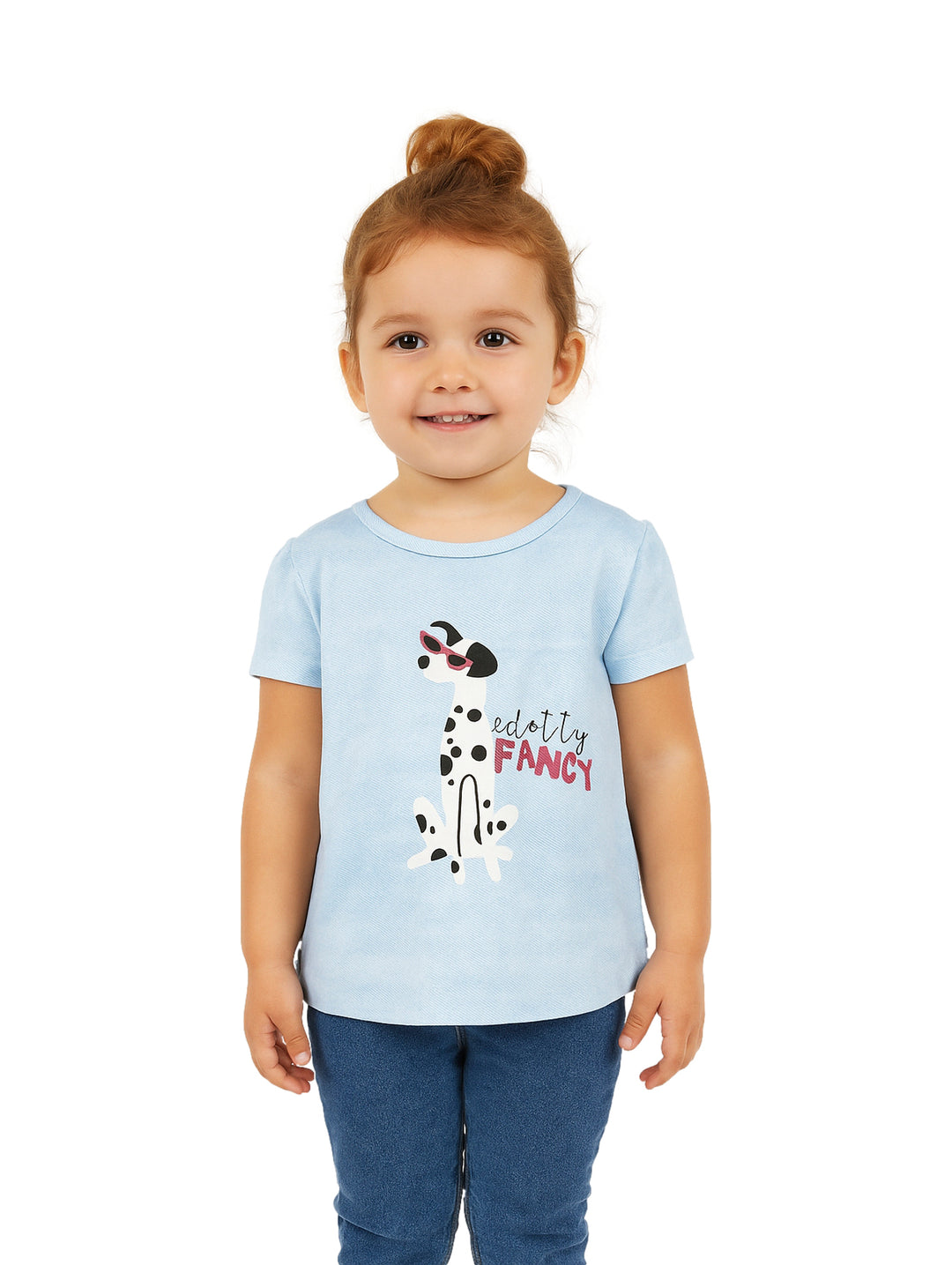 Niña vistiendo una playera azul claro con estampado de perro dálmata y texto dotty FANCY