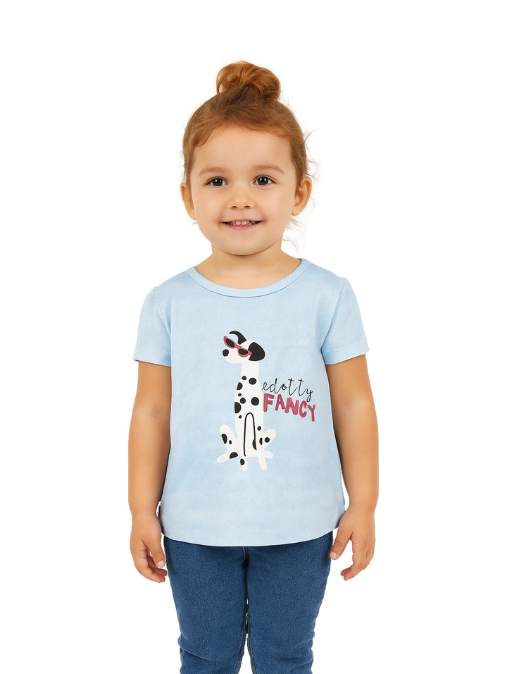 Niña vistiendo una playera azul claro con estampado de perro dálmata y texto dotty FANCY