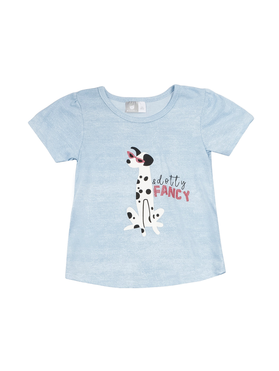 Niña vistiendo una playera azul claro con estampado de perro dálmata y texto dotty FANCY