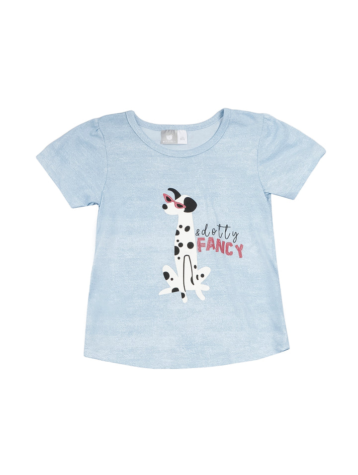 Niña vistiendo una playera azul claro con estampado de perro dálmata y texto dotty FANCY