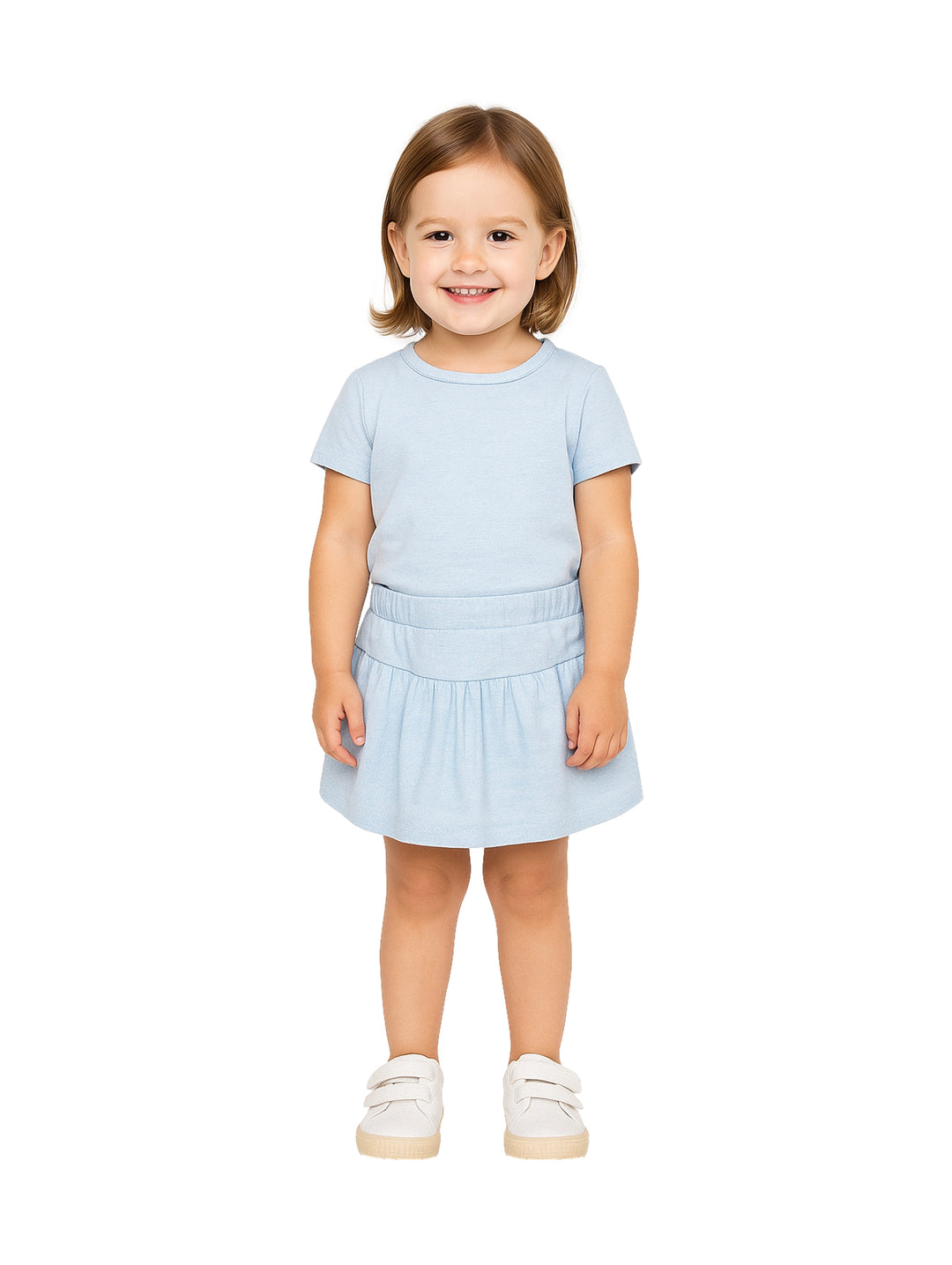 Niña pequeña vistiendo un conjunto de camiseta y falda en color azul claro con zapatos blancos.