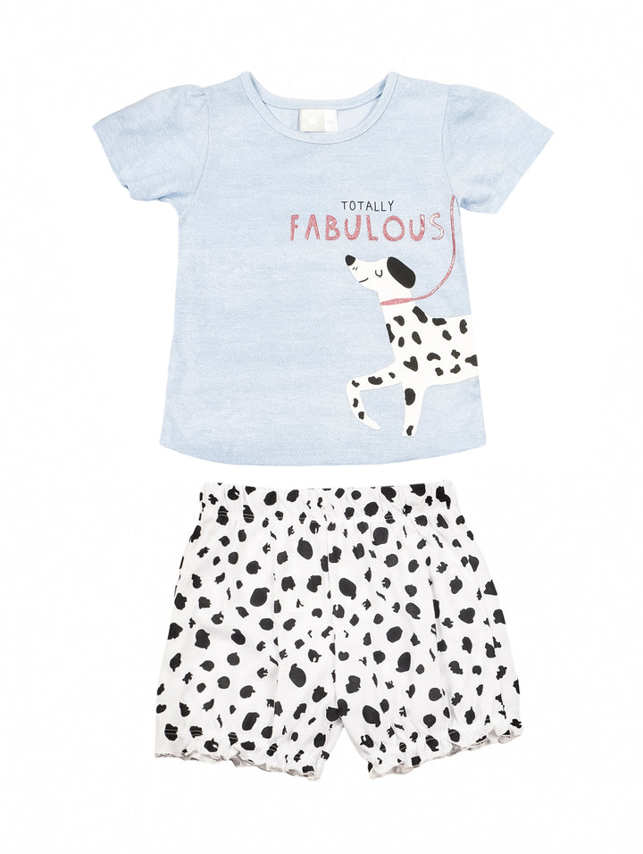 Conjunto para niña con camiseta azul estampada de un perro y shorts blancos con manchas negras.