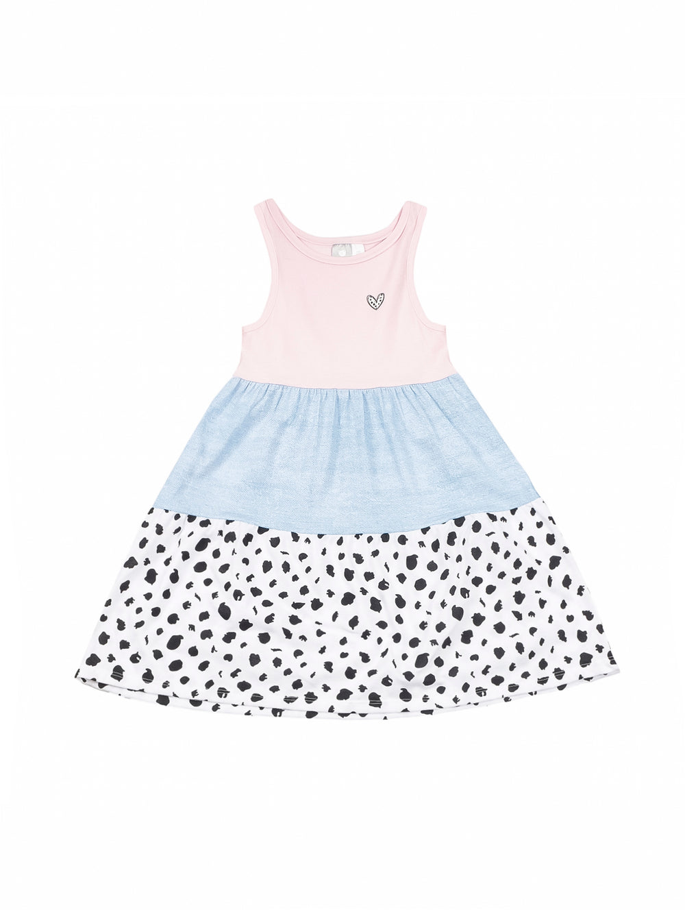 Niña pequeña vistiendo un vestido tricolor en rosa, azul y blanco con puntos negros.