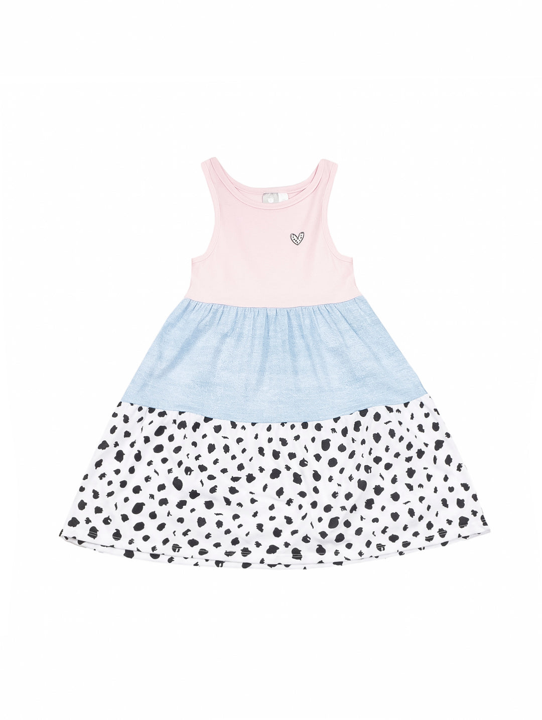Niña pequeña vistiendo un vestido tricolor en rosa, azul y blanco con puntos negros.