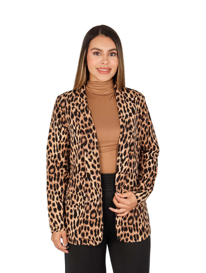 Mujer vistiendo un blazer con estampado de leopardo en tonos beige y negro sobre una blusa color canela.