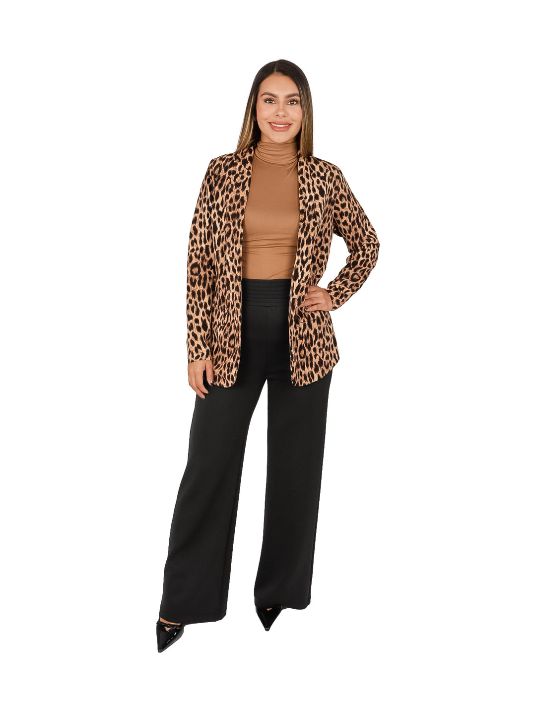 Mujer vistiendo un blazer con estampado de leopardo en tonos beige y negro sobre una blusa color canela.