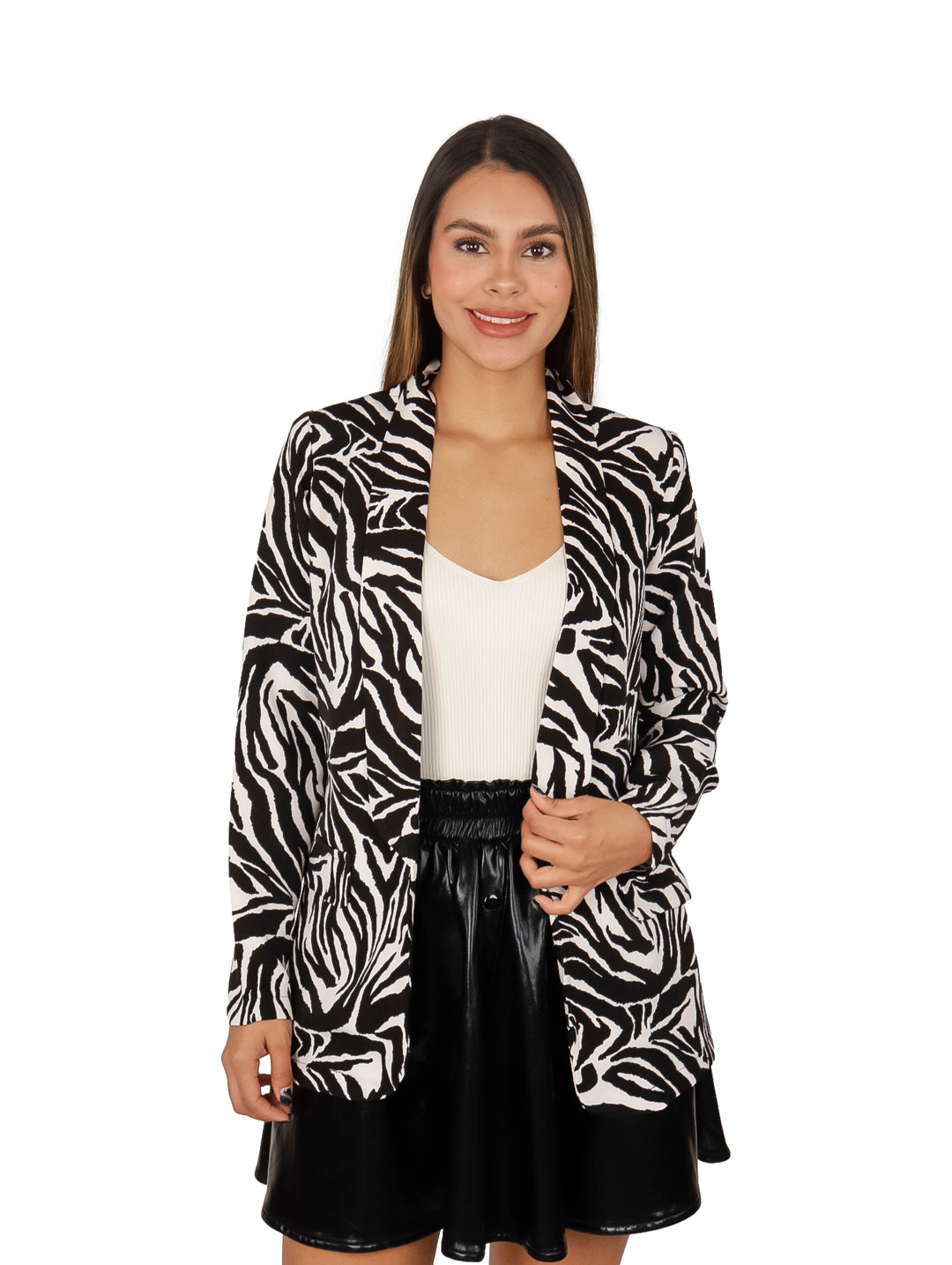 Mujer vistiendo un blazer con estampado de cebra en blanco y negro.