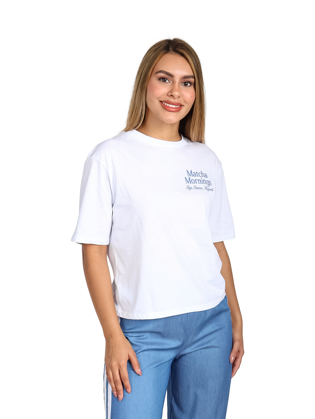 Mujer vistiendo una playera deportiva de color blanco con manga corta y cuello redondo.