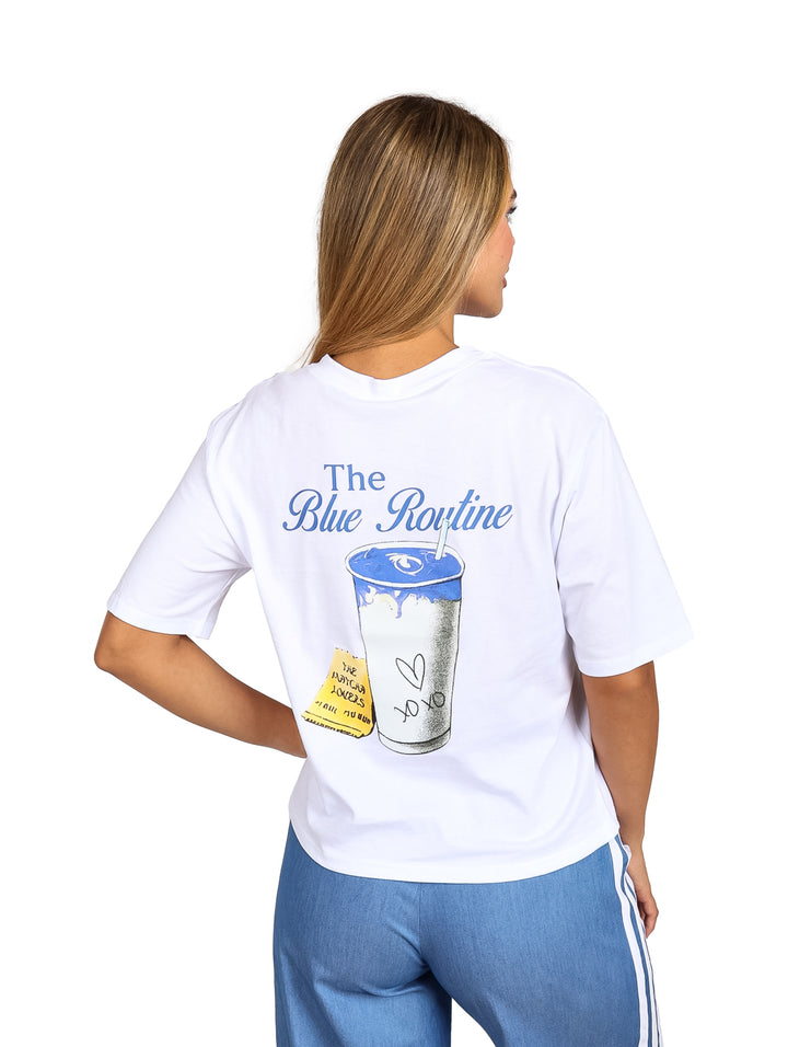 Mujer vistiendo una playera deportiva de color blanco con manga corta y cuello redondo.