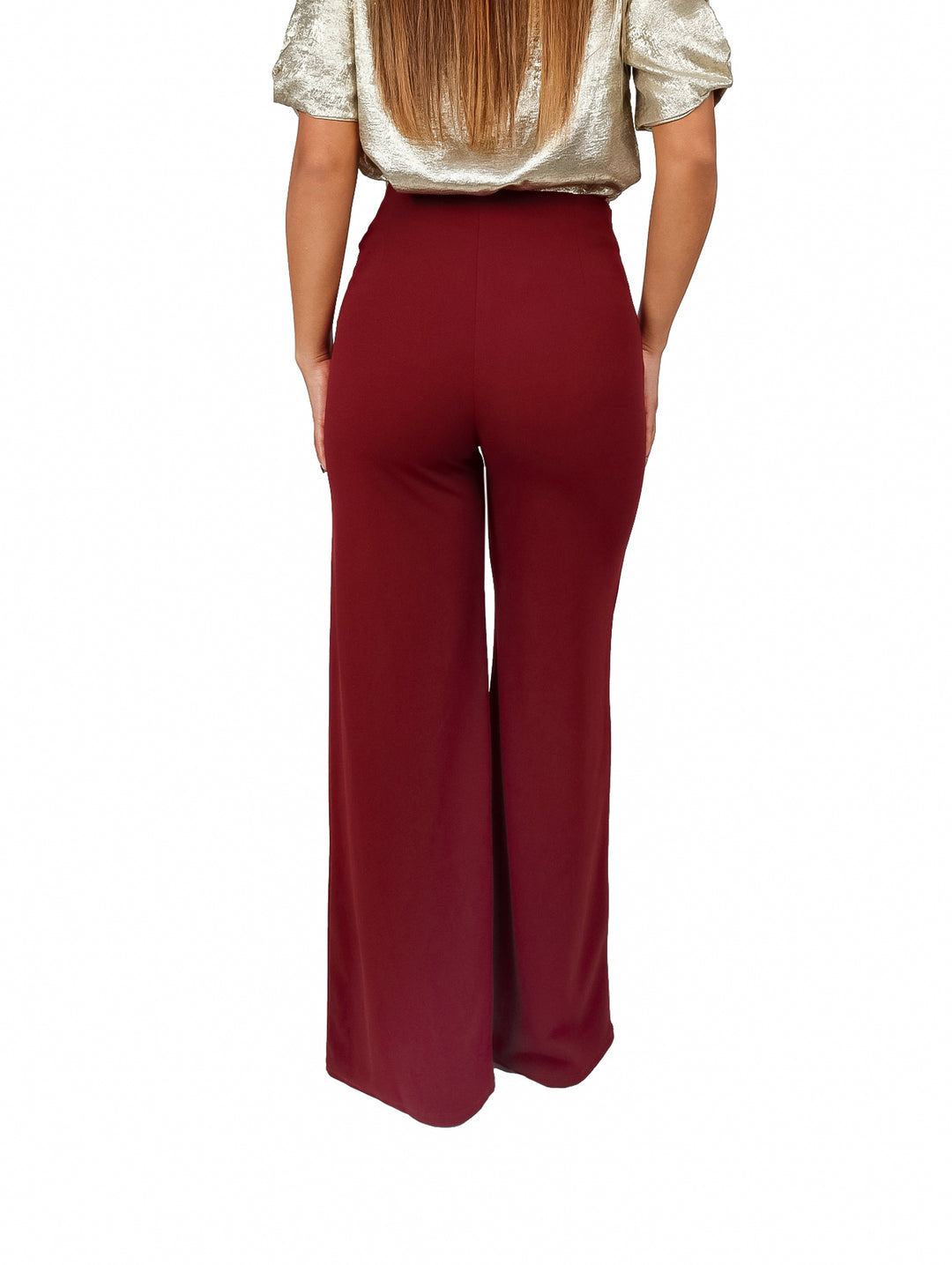 Pantalón amplio de color vino con botones decorativos en la cintura.