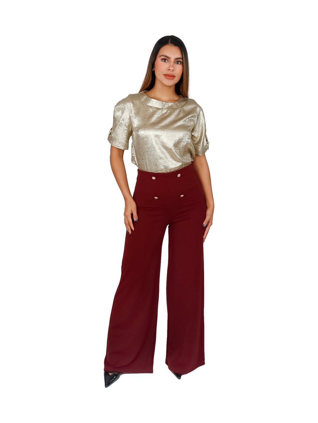 Pantalón amplio de color vino con botones decorativos en la cintura.
