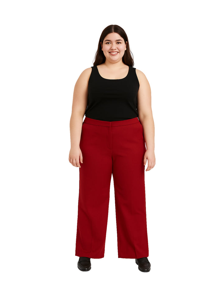 Mujer vistiendo un pantalón de pierna ancha color vino y una camiseta negra.